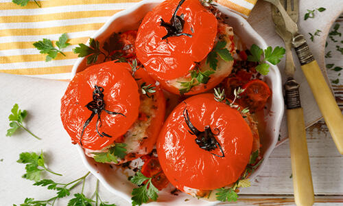 Пълнени домати с пилешко месо и яйце