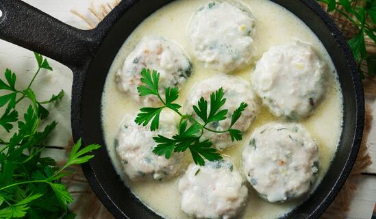 Кюфтета фрикасе с бял сос