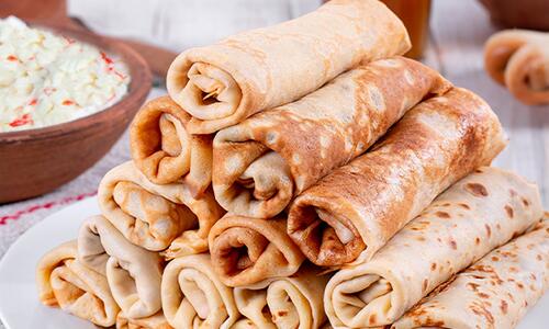 Солени палачинки с готварски крем и рулца от раци