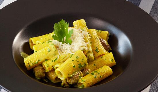 Паста със сурова наденичка