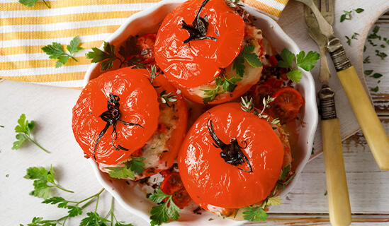 Пълнени домати с пилешко месо и яйце