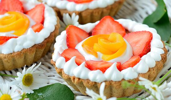 Тарталети със сладкарски крем и ягоди 