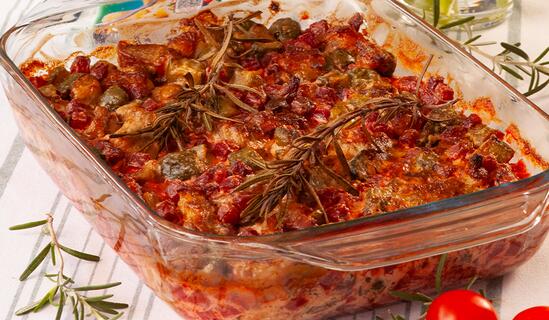 Агнешко с червено цвекло и кисели краставички