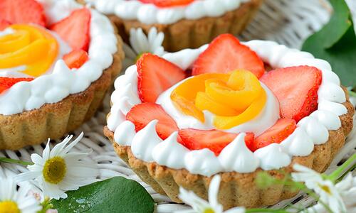 Тарталети със сладкарски крем и ягоди 