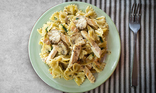 Паста фарфале с пилешко и гъби