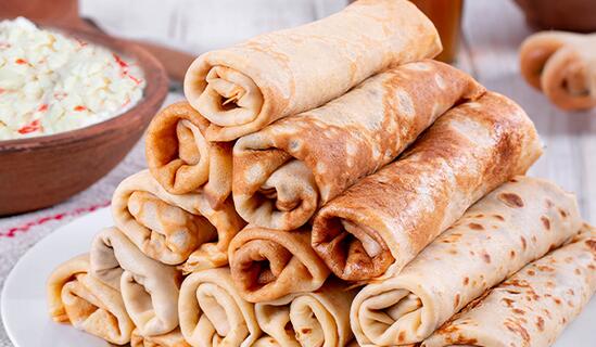 Солени палачинки с готварски крем и рулца от раци